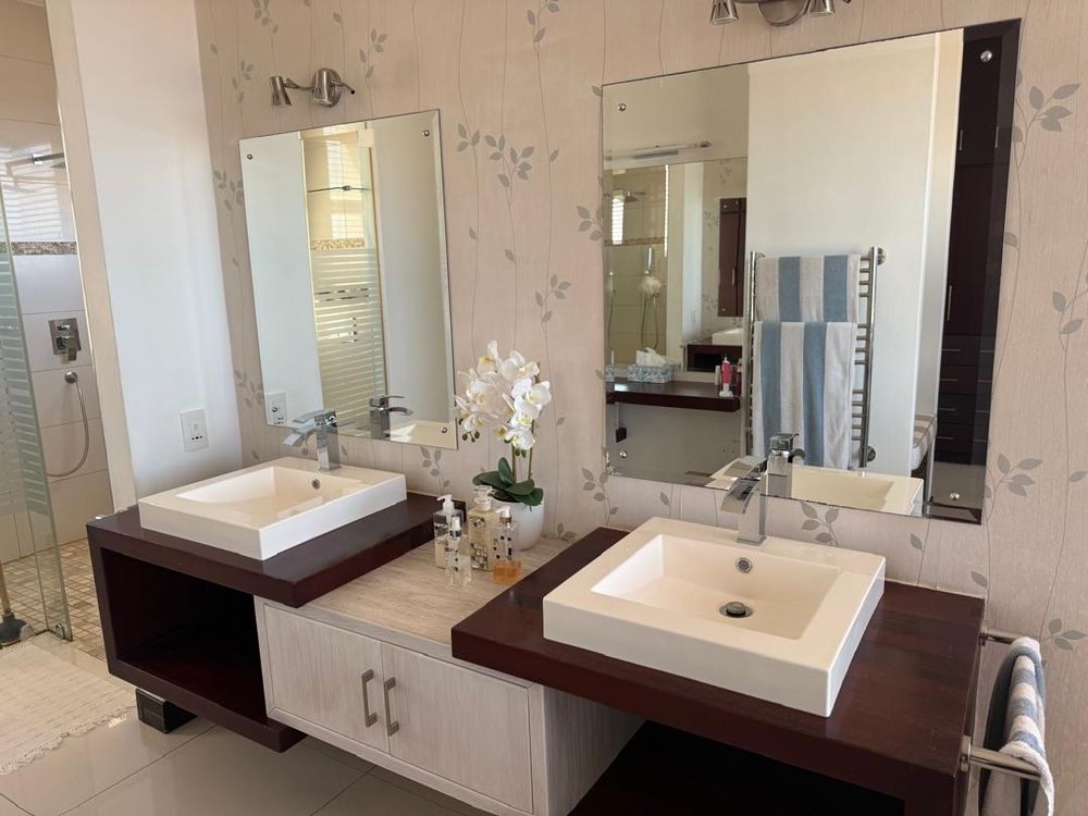 Main bedroom en-suite bathroom 