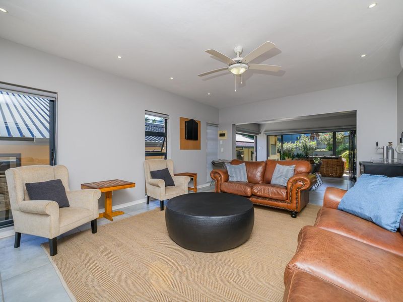 Spacious 6 Bedroom Family Home | Triple Garage | Solar Backup | Potential for 2 Flatlets | La Lucia - Photo 7