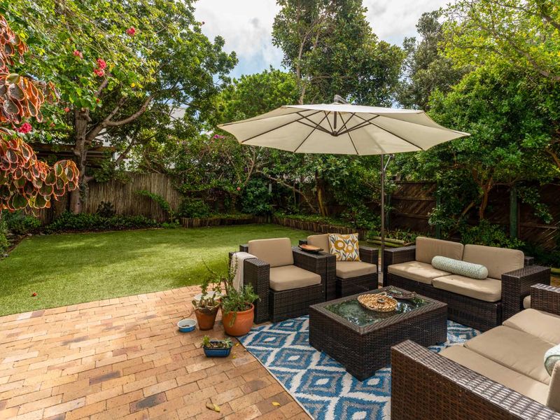 Light & Bright Mediterranean Inspired Living - Photo 4