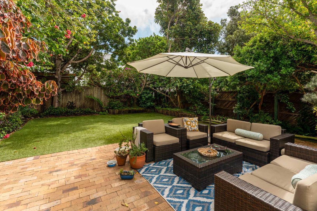 Light & Bright Mediterranean Inspired Living - Photo 4