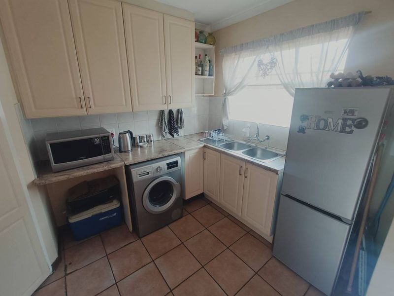 BEAUTIFUL TOWNHOUSE FOR SALE IN SECURE COMPLEX IN HENNOPSPARK!!!! - Photo 4