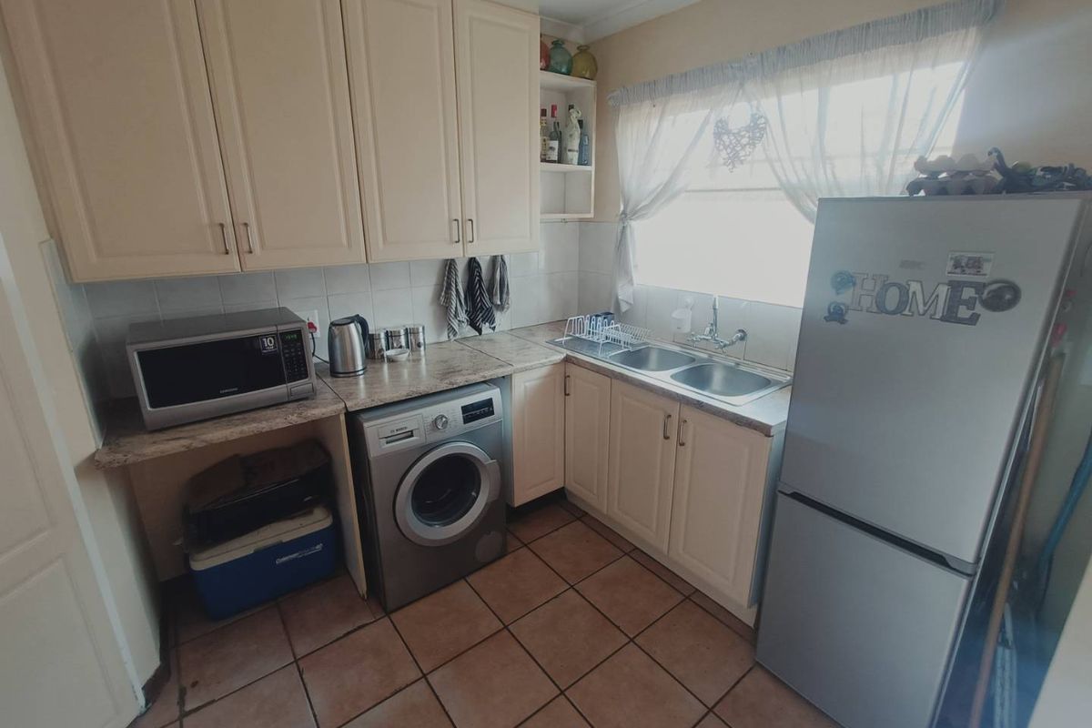 BEAUTIFUL TOWNHOUSE FOR SALE IN SECURE COMPLEX IN HENNOPSPARK!!!! - Photo 4