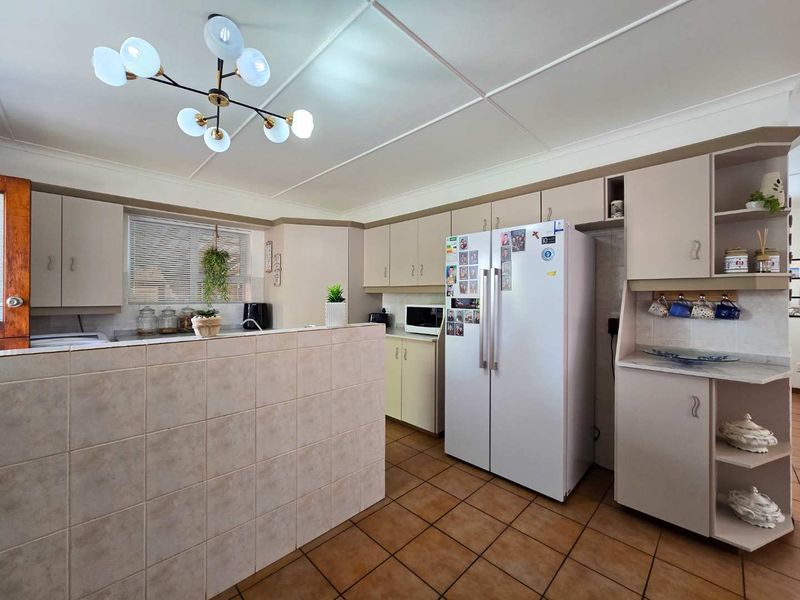 Neat family home for sale in Stilbaai-Wes. - Photo 6