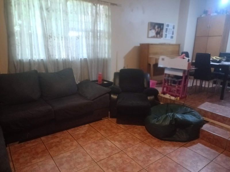 Spacious Duplex For Sale in Clubview. - Photo 10