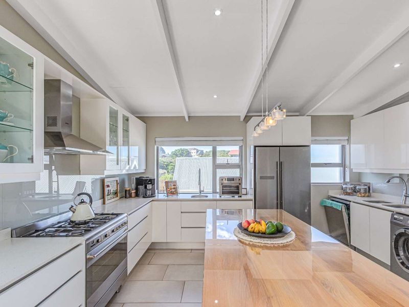 Modern Comfort Meets Untamed Nature in Brenton-on-Sea - Photo 10