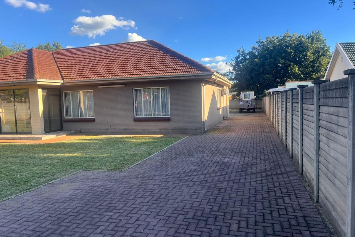 3 Bedroom House For Sale in Three Rivers - Photo 2