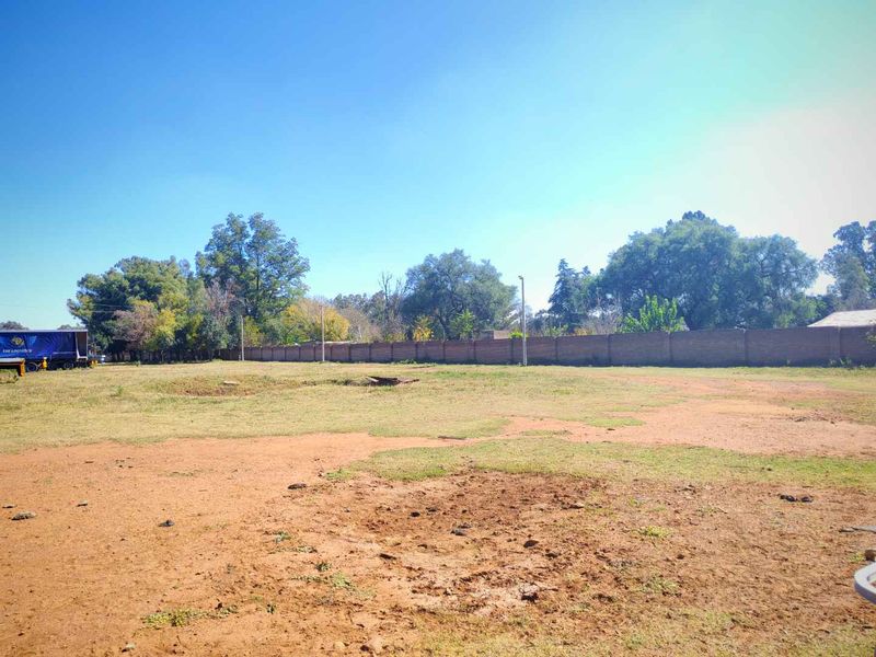 Prime Farm with River & Pool – Ideal for Development or Trucking - Photo 8