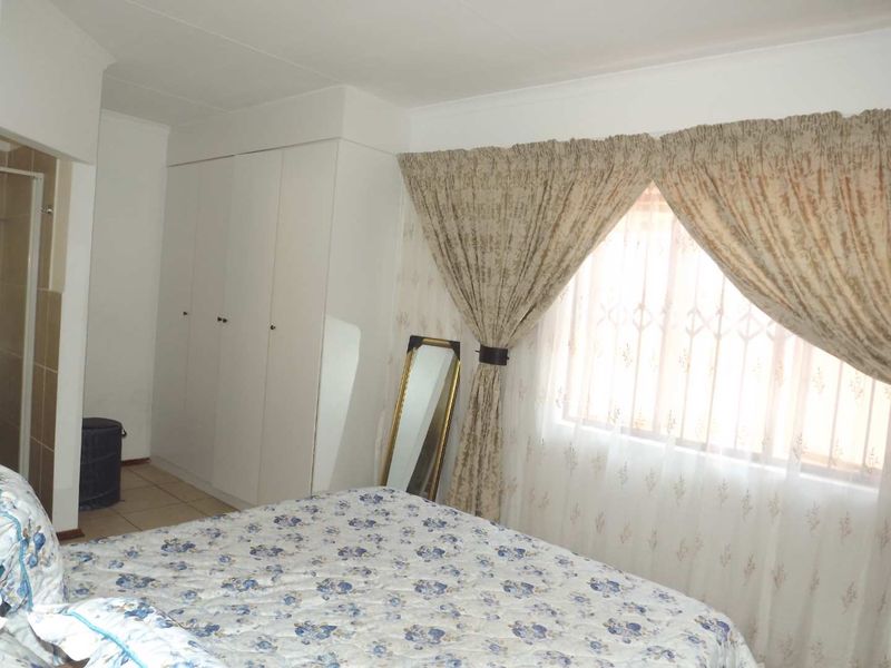 **Charming 3-Bedroom Freestanding Townhouse for Rent** - Photo 8