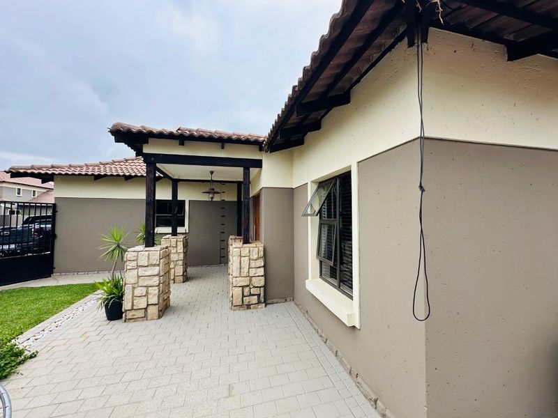 A MODERN HOUSE - Photo 2