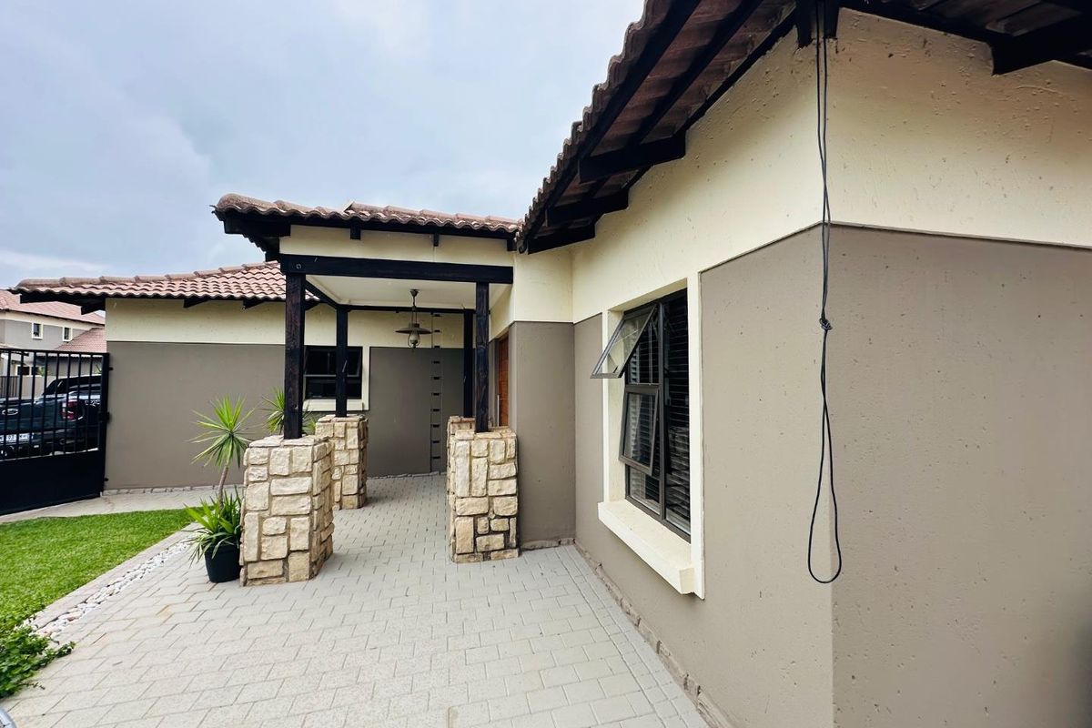 A MODERN HOUSE - Photo 2