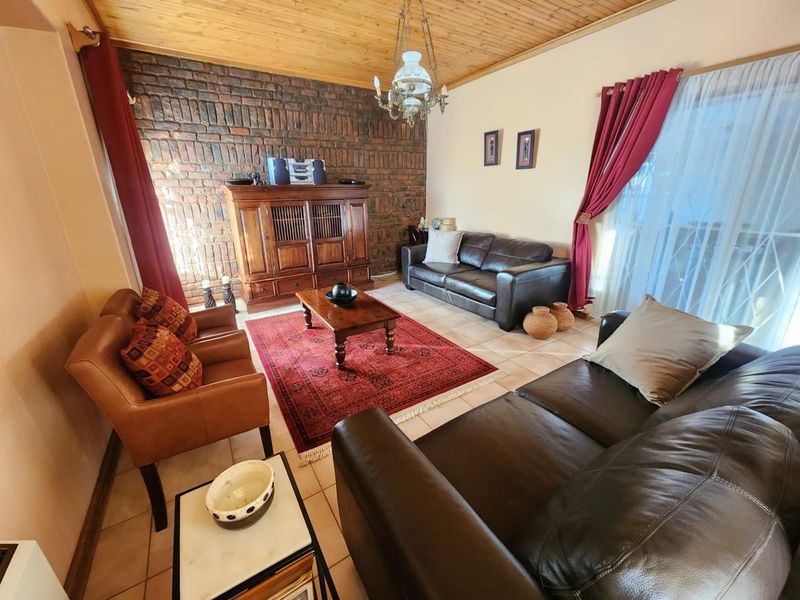 Spacious & Elegant 4-Bedroom Family Home in Hillcrest Location - Photo 5