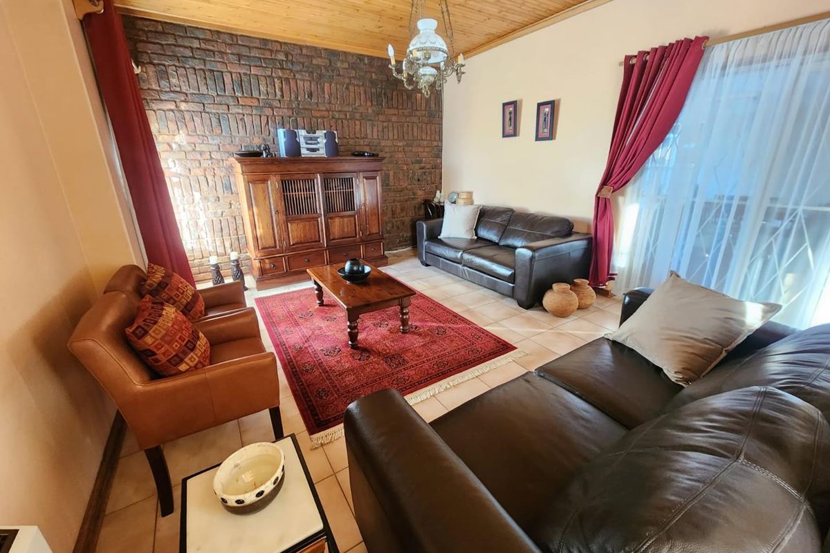 Spacious & Elegant 4-Bedroom Family Home in Hillcrest Location - Photo 5