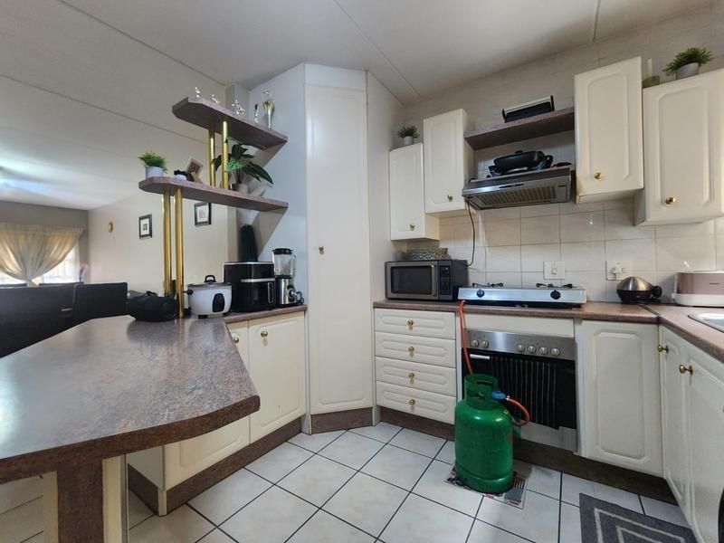 Enjoy effortless downstairs living in this secure, modern sanctuary - Photo 2