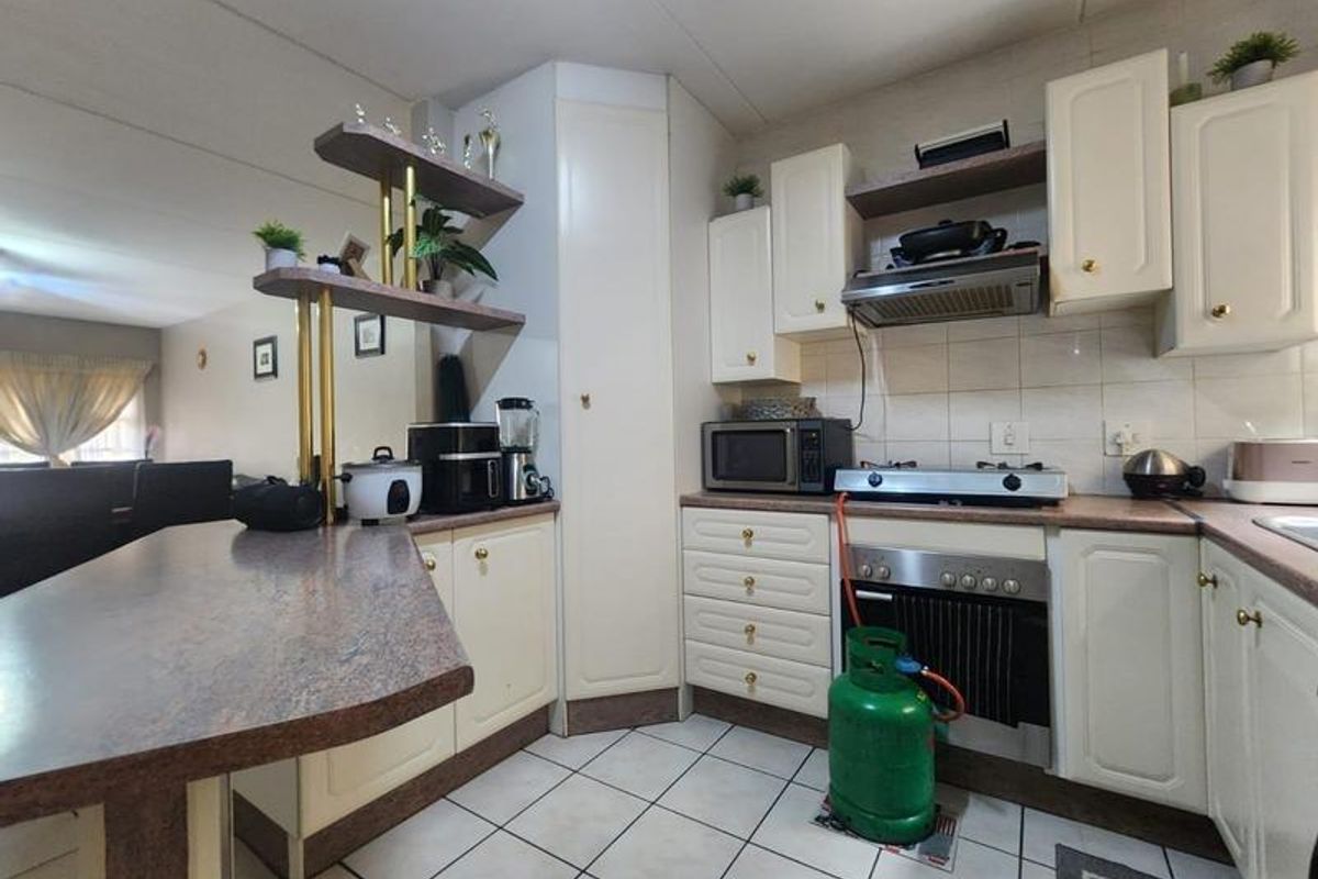 Enjoy effortless downstairs living in this secure, modern sanctuary - Photo 2