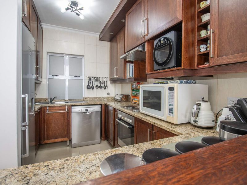 Immaculate West-Facing Townhouse in The Stableyard, Royal Ascot Estate! - Photo 8