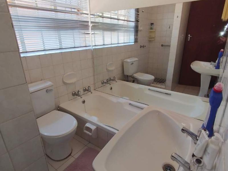 SPACIOUS 4 BEDROOM HOUSE FOR SALE IN DOORPOORT - Photo 9