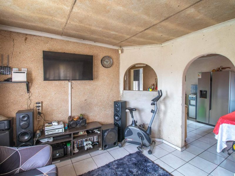 Fix-Me-Up 3 Bedroom house with pool For Sale - Photo 4