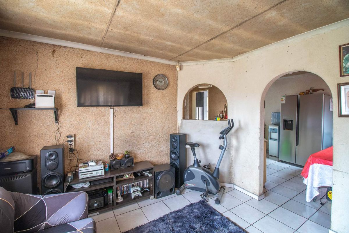 Fix-Me-Up 3 Bedroom house with pool For Sale - Photo 4