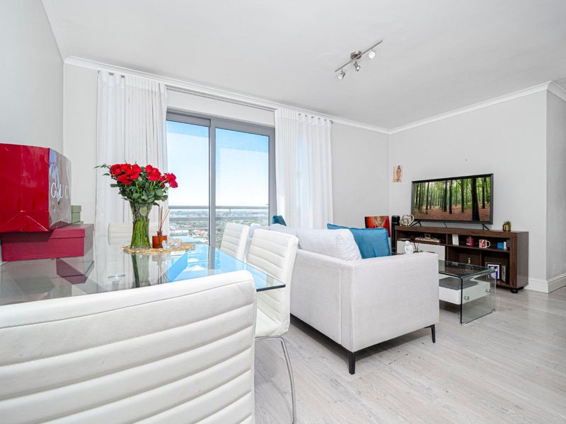 Luxury Two-Bedroom Apartment with Prime Location - Photo 4