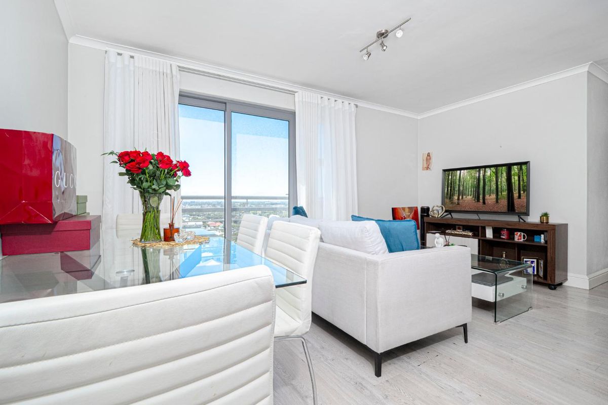 Luxury Two-Bedroom Apartment with Prime Location - Photo 4