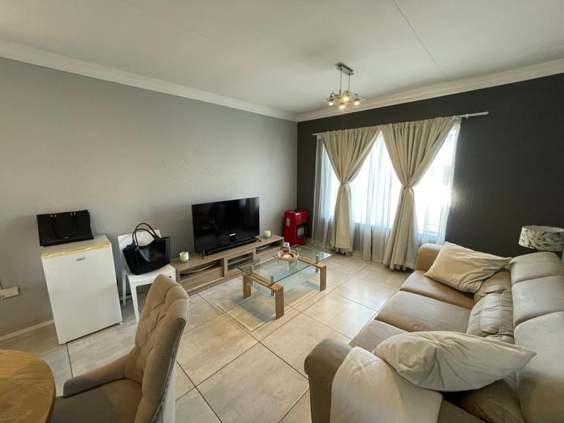 BEAUTIFUL FIRST FLOOR APARTMENT FOR SALE IN ROOIHUISKRAAL NORTH!!! - Photo 2
