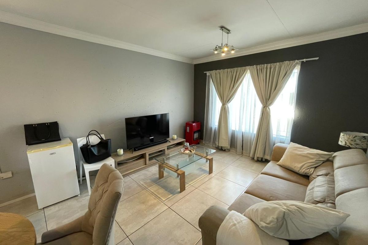 BEAUTIFUL FIRST FLOOR APARTMENT FOR SALE IN ROOIHUISKRAAL NORTH!!! - Photo 2