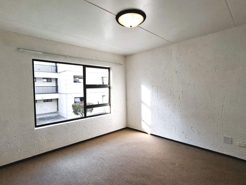 Lovely 2 bedroom, 2 bathroom, middle floor apartment available in Sunninghill - Photo 8