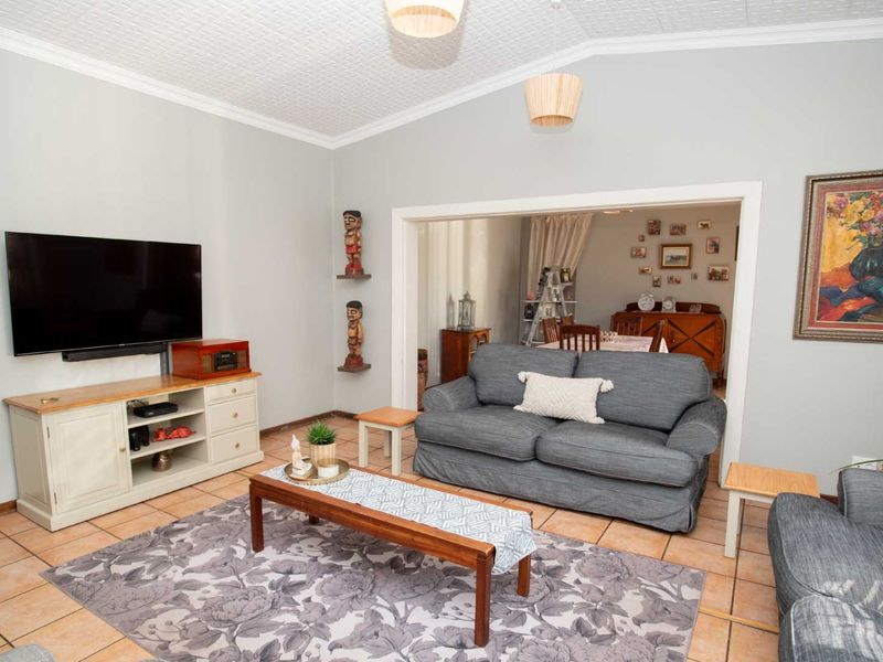 STYLISH FAMILY HOME WITH TWO INCOME GENERATING FLATS & ENTERTAINMENT HAVEN - Photo 3