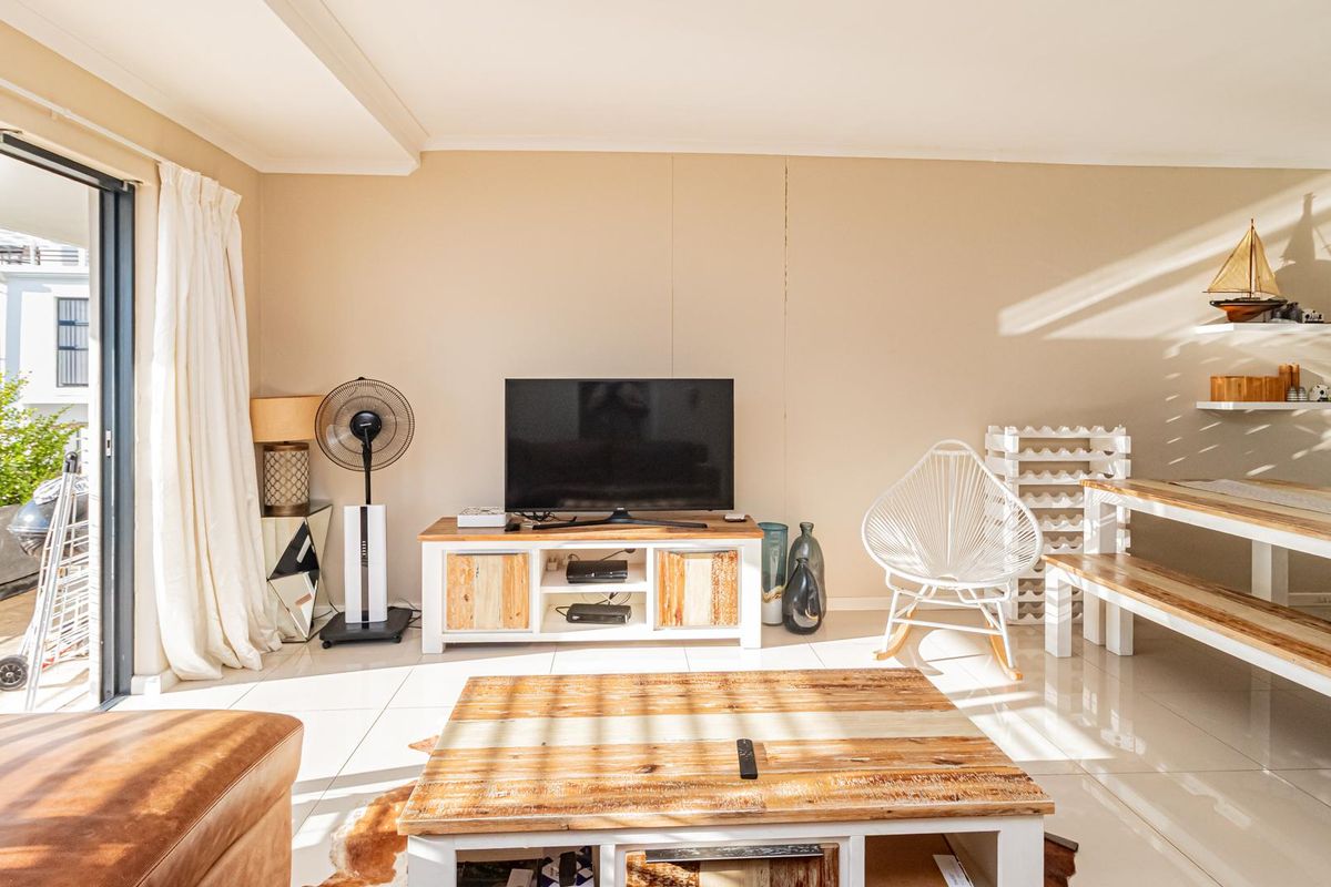 Spacious Light and Bright Apartment - Photo 4