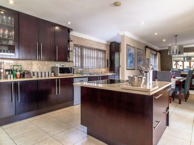 Elegant 5-Bedroom Luxury Home with Flatlet, Heated Pool & Solar Power – Glenvista - Photo 2