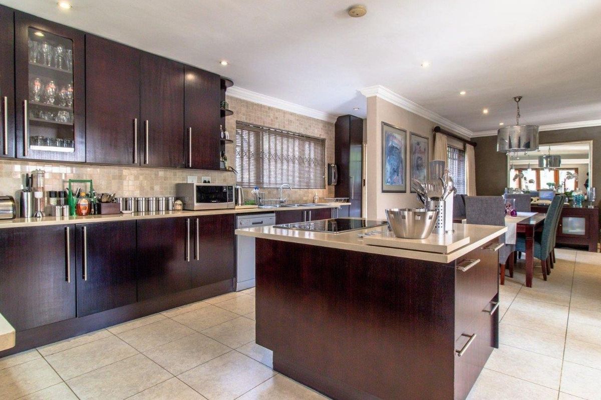 Elegant 5-Bedroom Luxury Home with Flatlet, Heated Pool & Solar Power – Glenvista - Photo 2