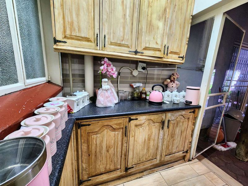 Dual Living at its Finest: Spacious 4-Bedroom Home with a Fully Self-Contained Flat - Photo 6