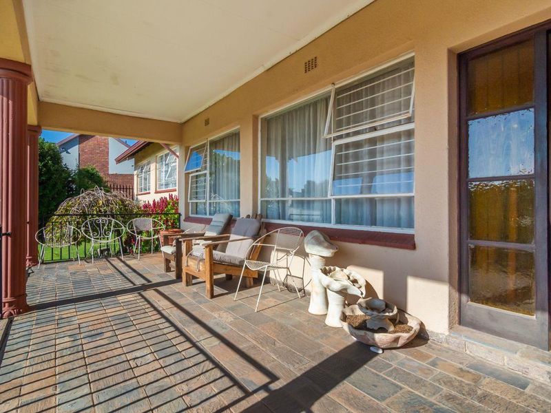 Spacious family Home with flatlet in tranquil Wilro Park - Photo 7