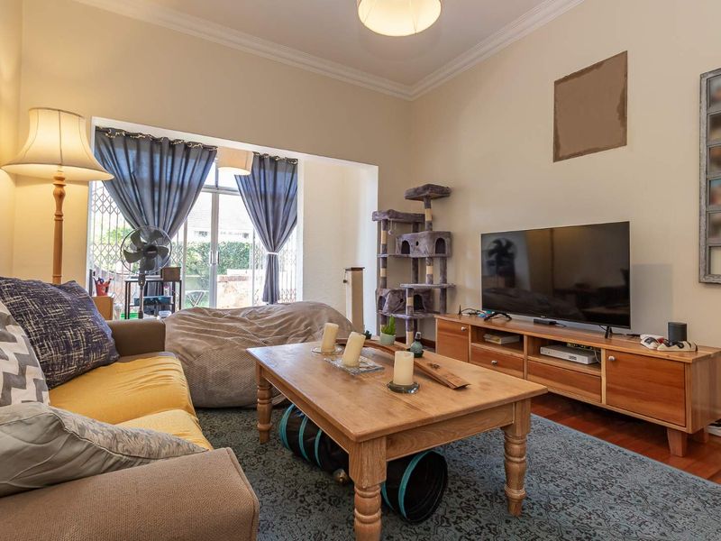 Spacious 2-Bedroom Apartment with Private Garden in Kenilworth - Photo 3