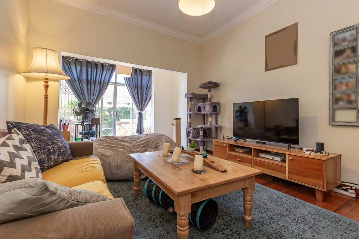 Spacious 2-Bedroom Apartment with Private Garden in Kenilworth - Photo 3