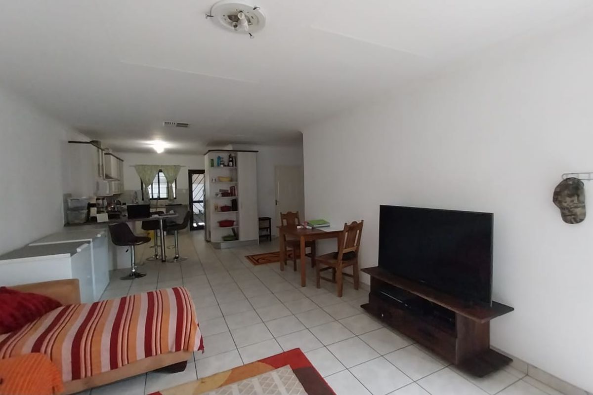 Well-Maintained 3-Bed Unit Close to Amenities & Garage Motors - Photo 2