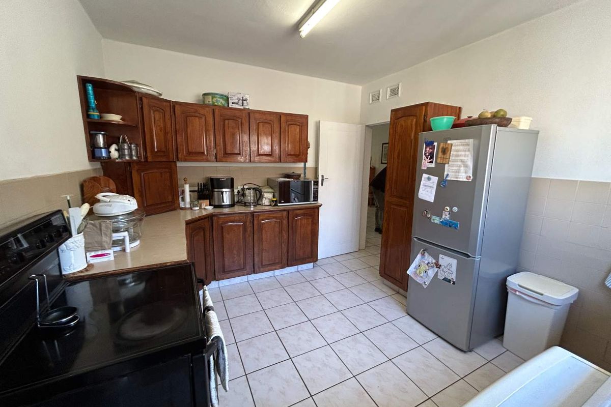 Walk to Westville Boys – Spacious 3-Bed Duplex with Private Garden & Real Family Flow - Photo 5