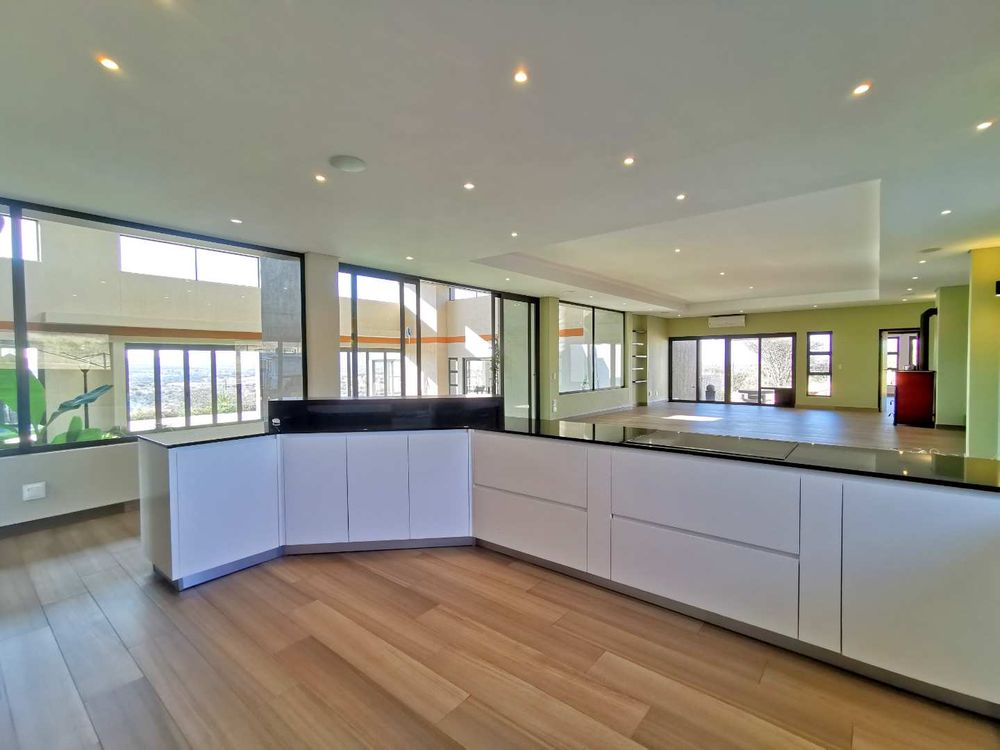 MAIN DWELLING OPEN-PLAN KITCHEN 