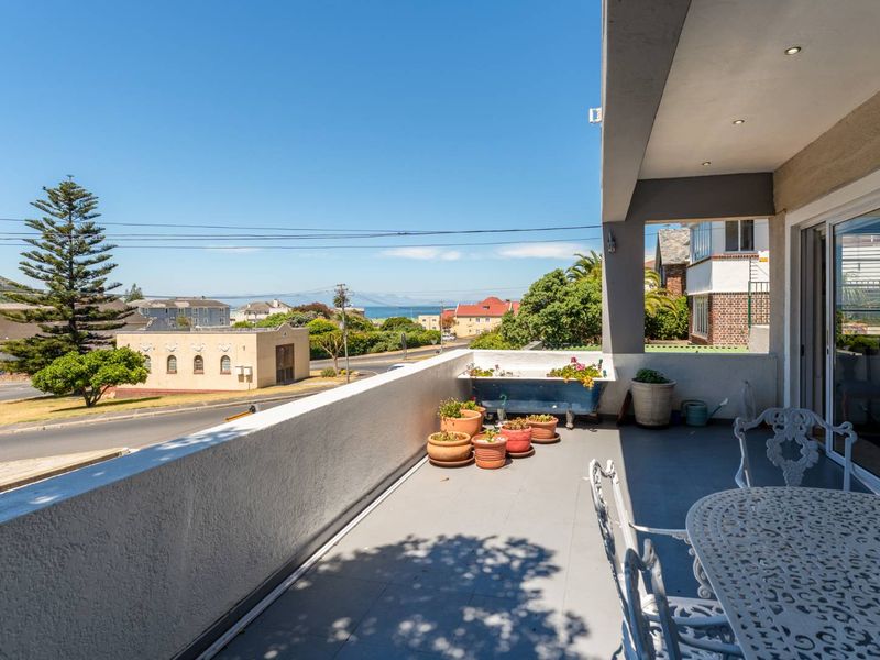 Stunning sea and mountain view apartment For Sale - Photo 9