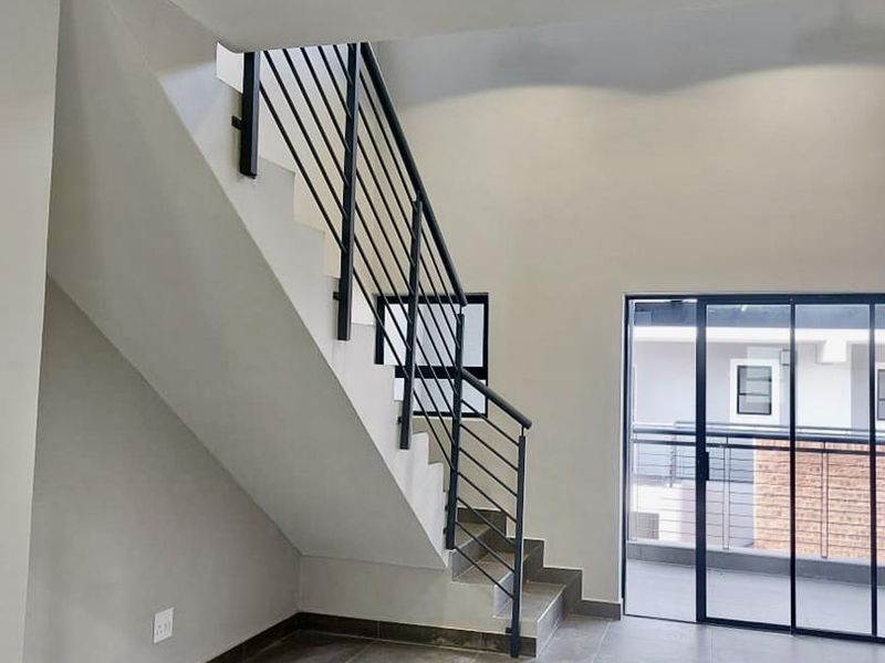 1 bedroom Loft unit in a small Security Estate!! - Photo 2