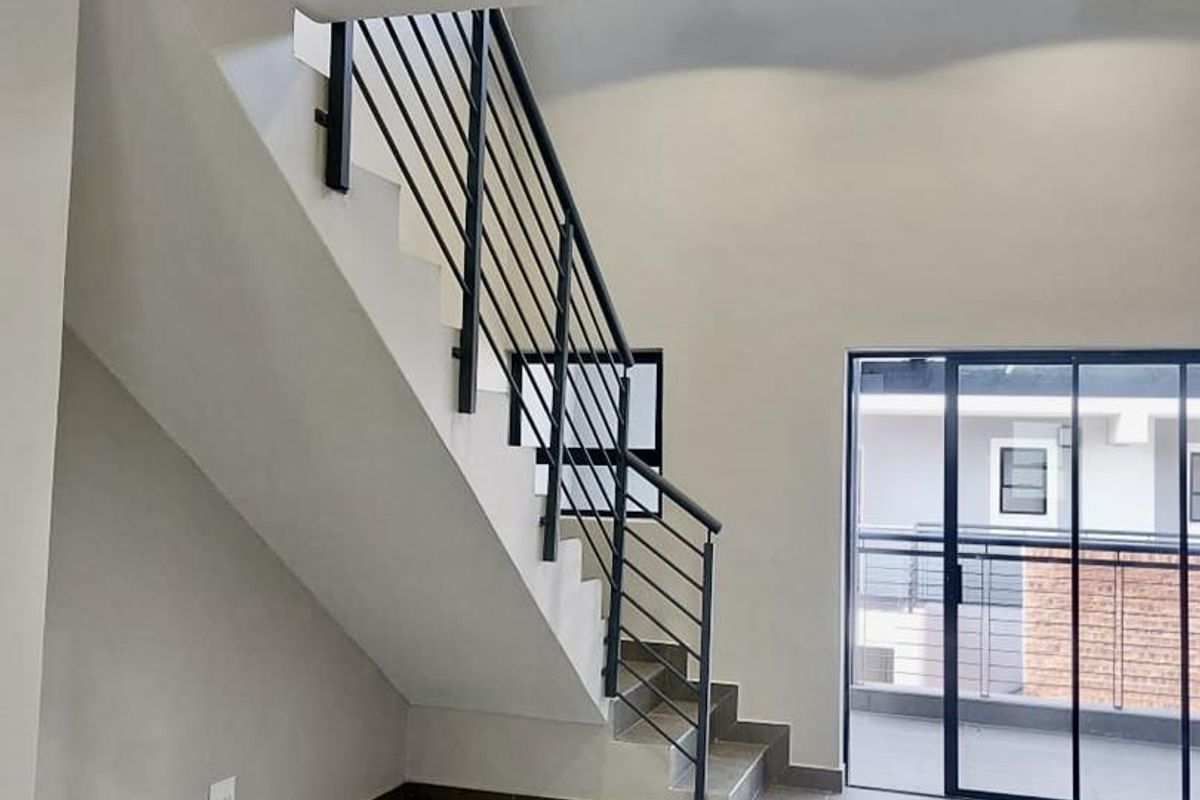 1 bedroom Loft unit in a small Security Estate!! - Photo 2