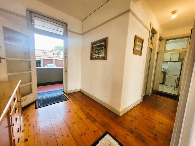 **Charming 1.5 Bedroom Apartment with Endless Potential in North Beach, Durban** - Photo 4