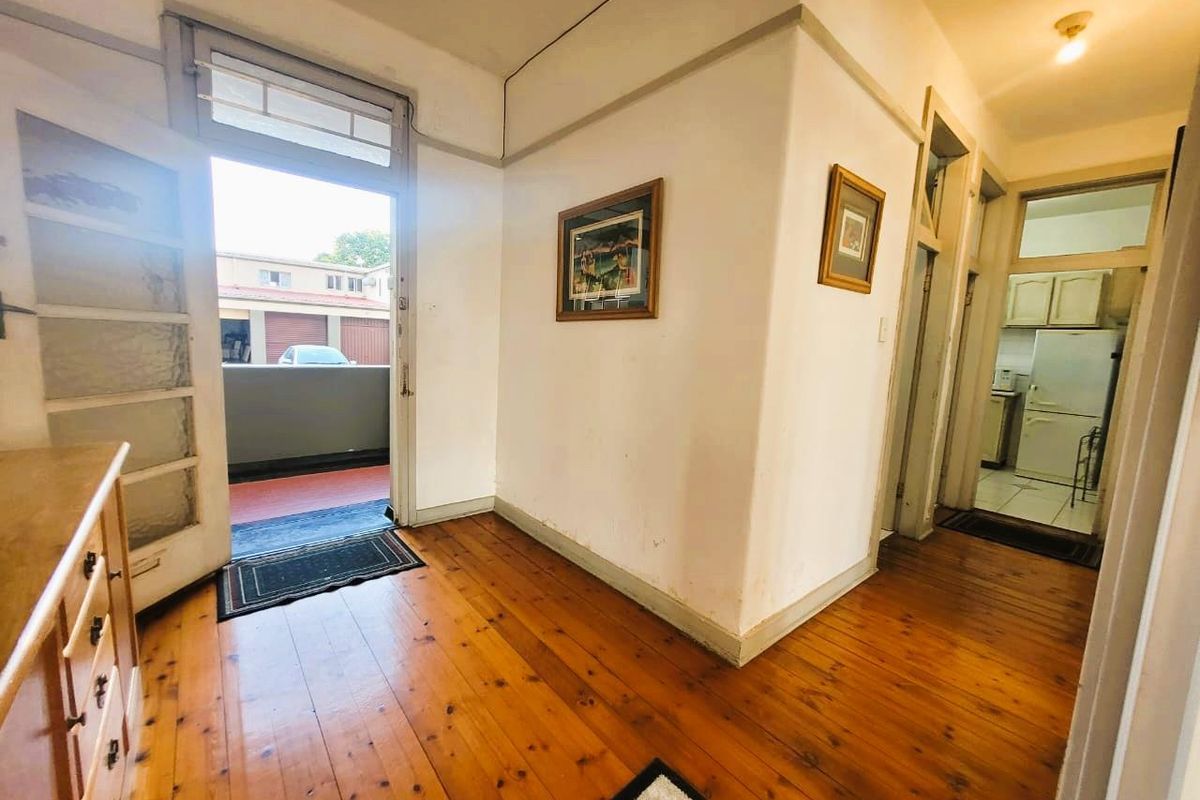 **Charming 1.5 Bedroom Apartment with Endless Potential in North Beach, Durban** - Photo 4