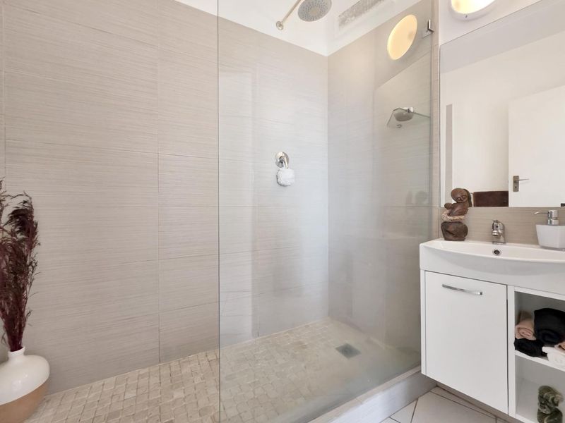 Elevated Living with Spectacular Views. A block packed with lifestyle convenience - Photo 10