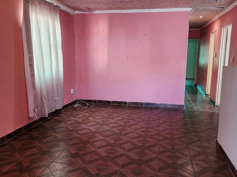 Charming 3-Bedroom House for Sale - R1,100,000 - Photo 4