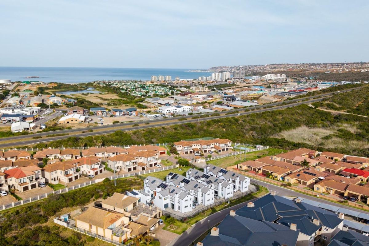 Island View living: Secure, spacious & ready for occupation - Photo 2