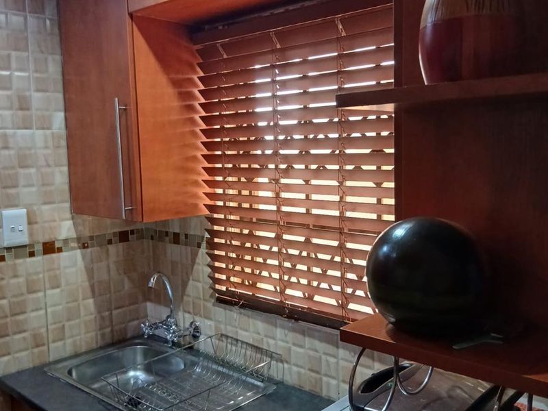 Clayville R 950 000 A lovely family Home - Photo 8