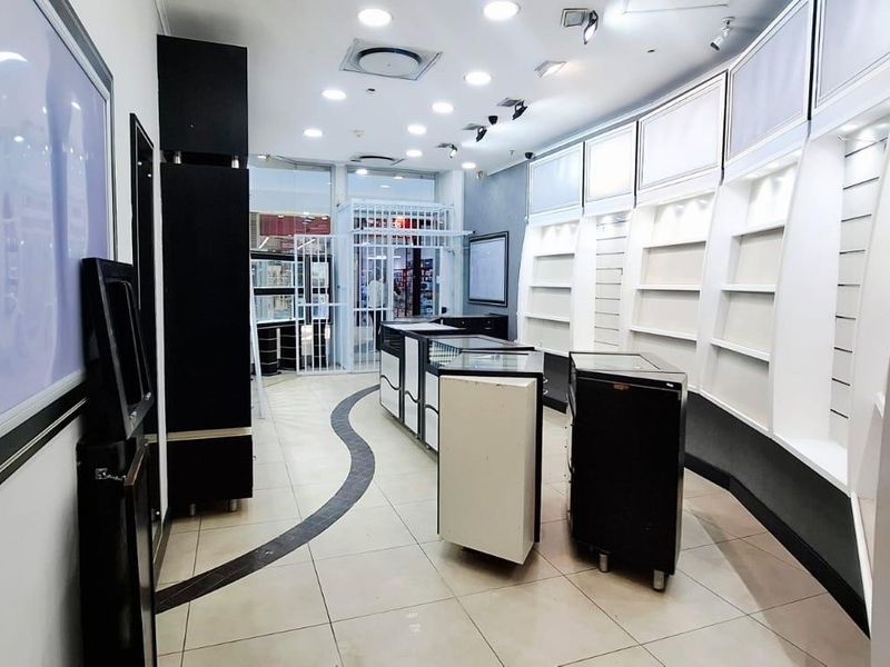 **Shopping Mall Space Unmatched with High Visibility*Larger Option Is Also Available - Photo 2