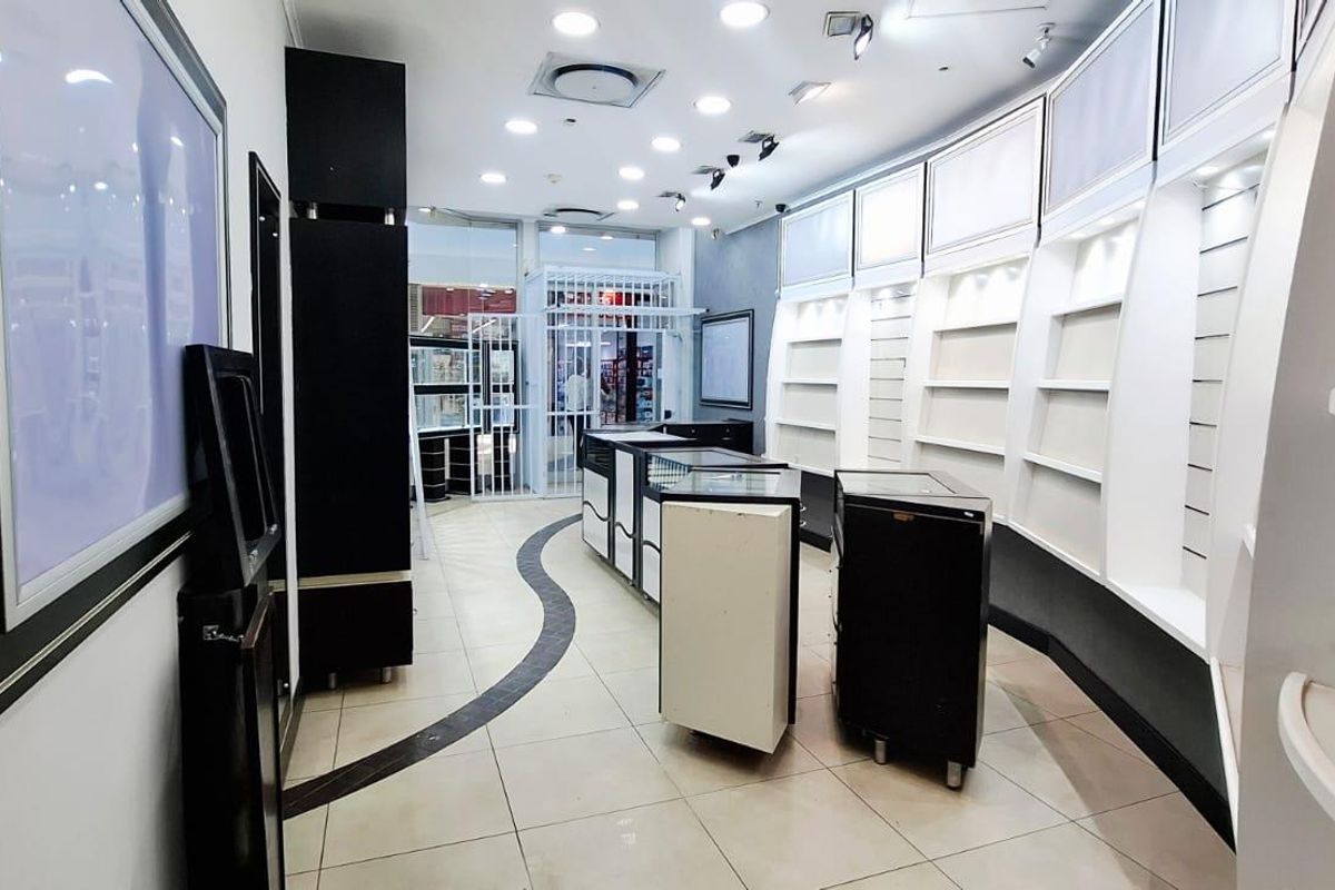 **Shopping Mall Space Unmatched with High Visibility*Larger Option Is Also Available - Photo 2