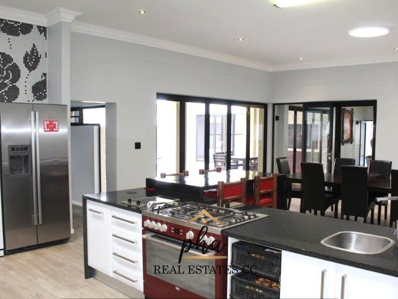 Entertainer's Dream!! 5 bedroom house with pool for sale in Walvis Bay for N$6 700 000.00 - Photo 3